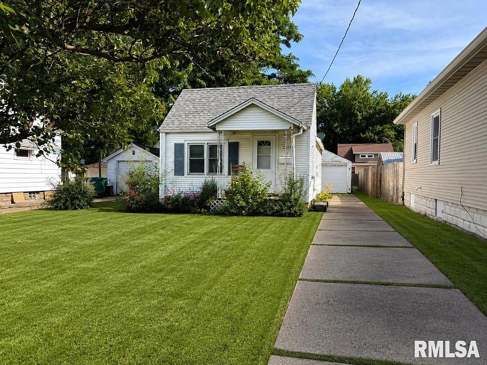 1st image of 2301 W Melrose Pl