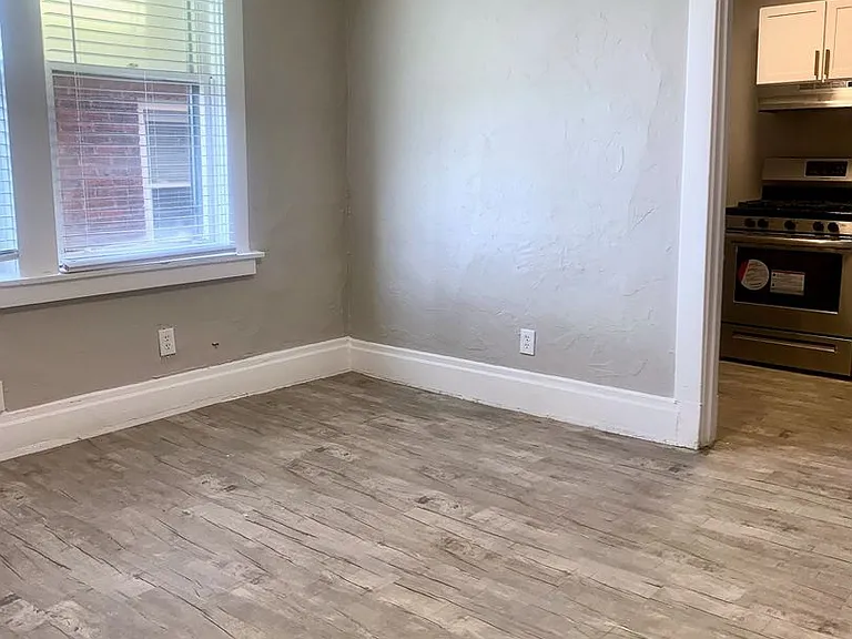 2838 Broadway Ave — Photo 11