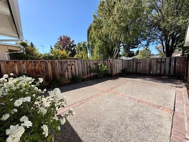 3 bed, 1060 sqft, $8,000 — Photo 3