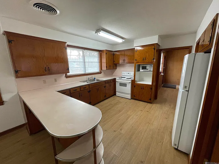 8037 Florida Blvd — Photo 4