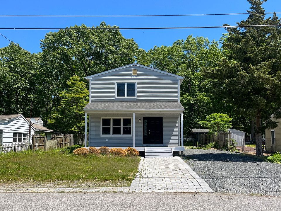 1st image of 28 Bayberry Dr