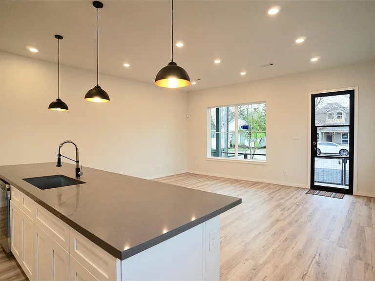 1711 Summer St — Photo 3