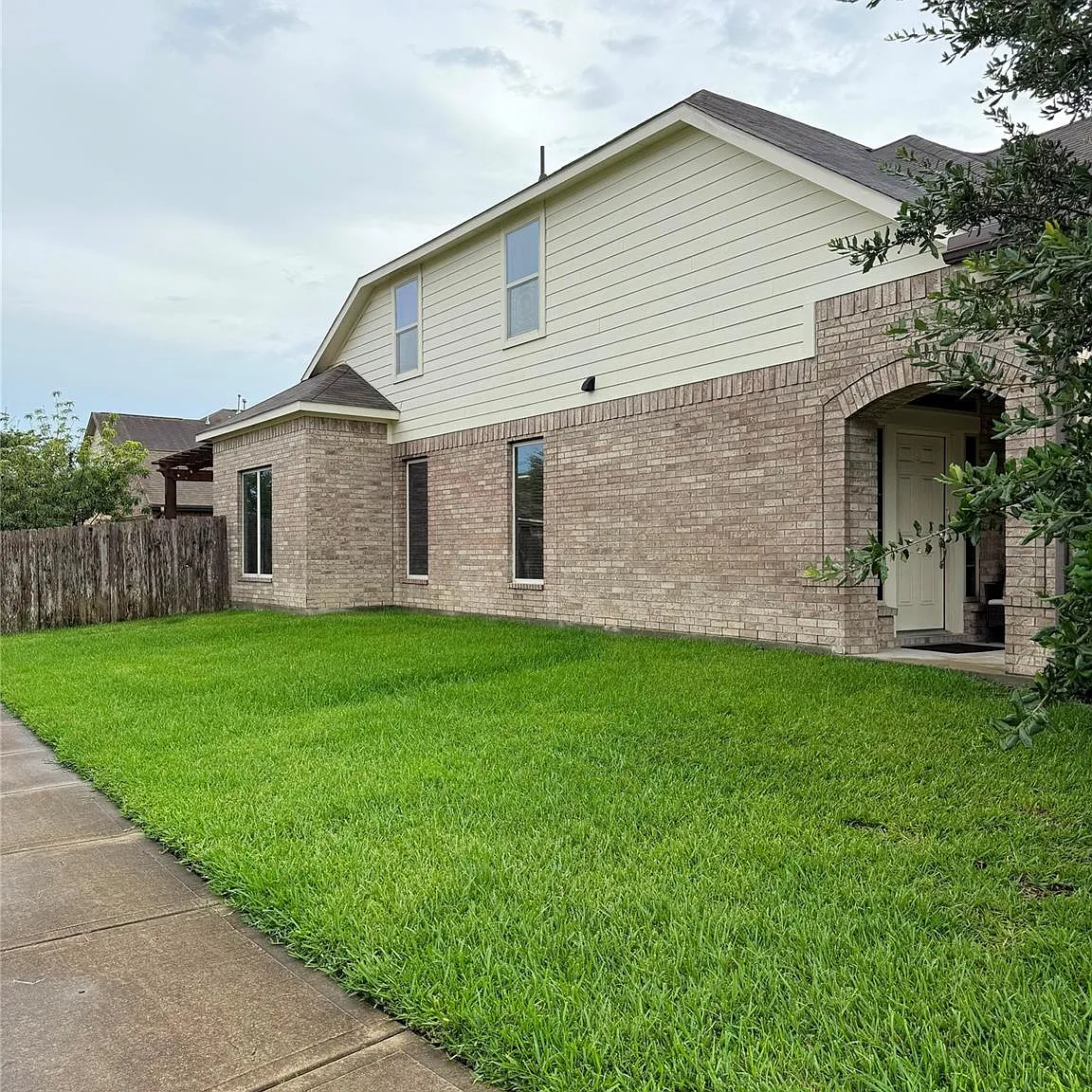 4 bed, 2.5 bath, 2321 sqft, $2,400 — Photo 4