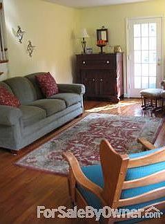 Living room
						:
						Hardwood floors