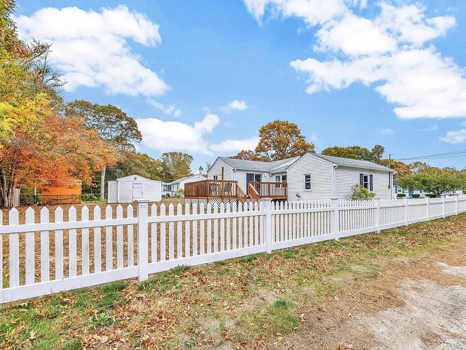 2 Candlewood Ln