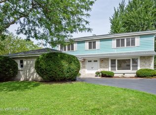 945 N Quince Ln, Mount Prospect, IL 60056