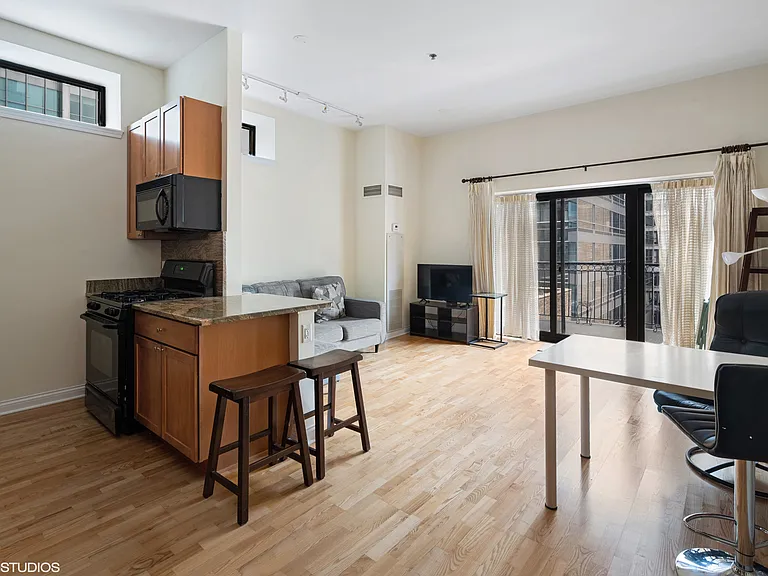 8 W Monroe St #1010 — Photo 1