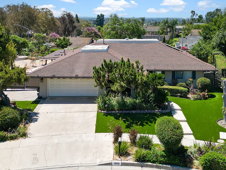 1800 Yermo Pl — Photo 1