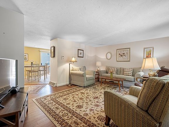 3rd image of 15 Pinecrest Vlg #15