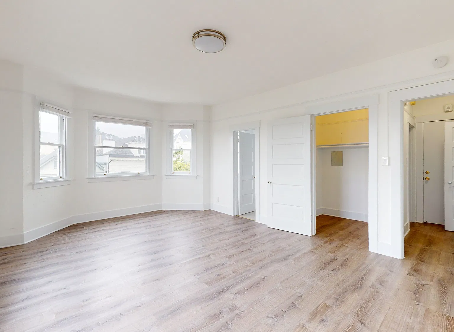 Bright Top-Floor Studio in Pacific Heights — Photo 2