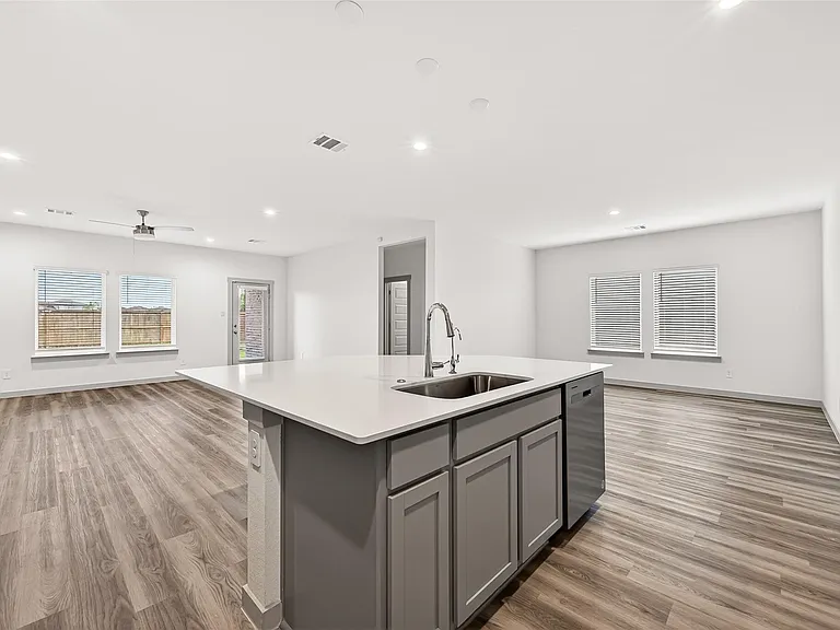 1107 Lakes Edge Ln — Photo 15