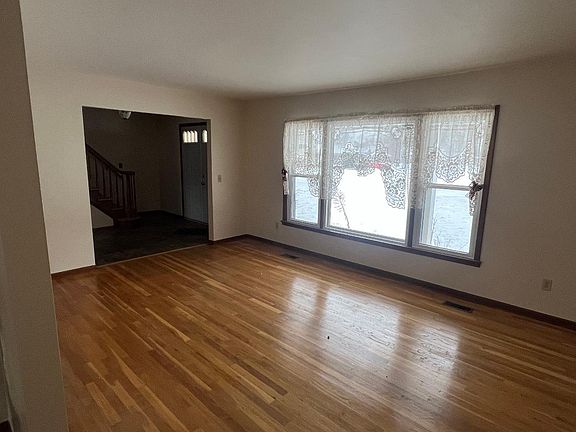 4th image of 55414 Monroe Dr