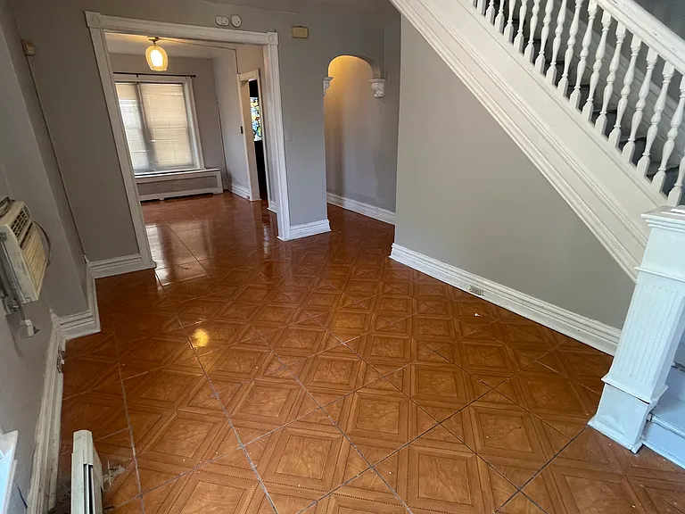 513 W Green St — Photo 4