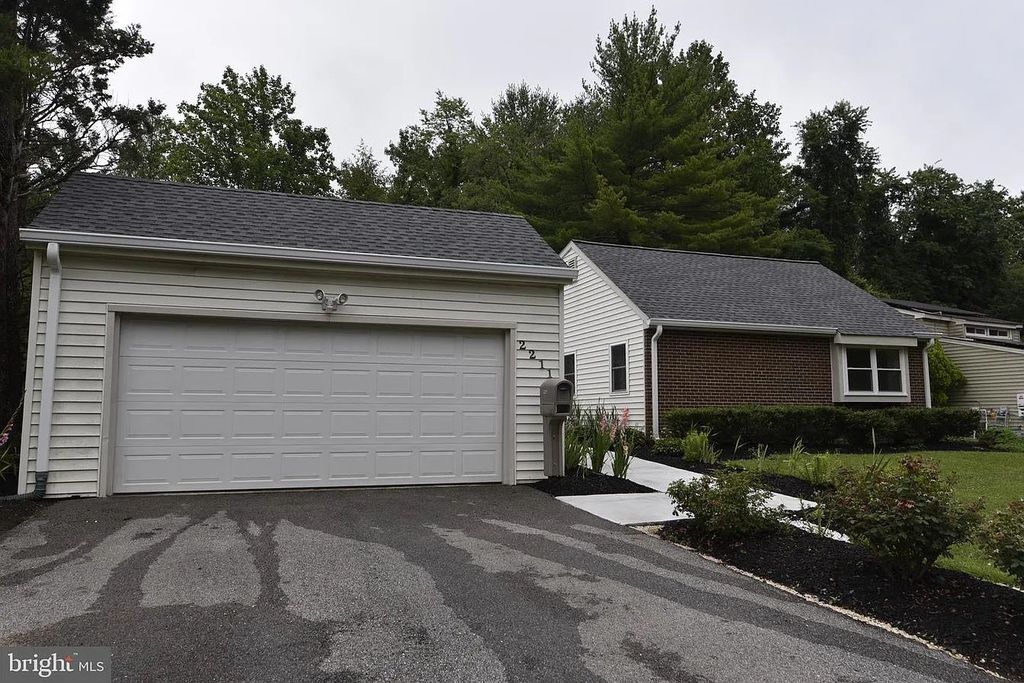 2211 Penfield Ln - Property Image
