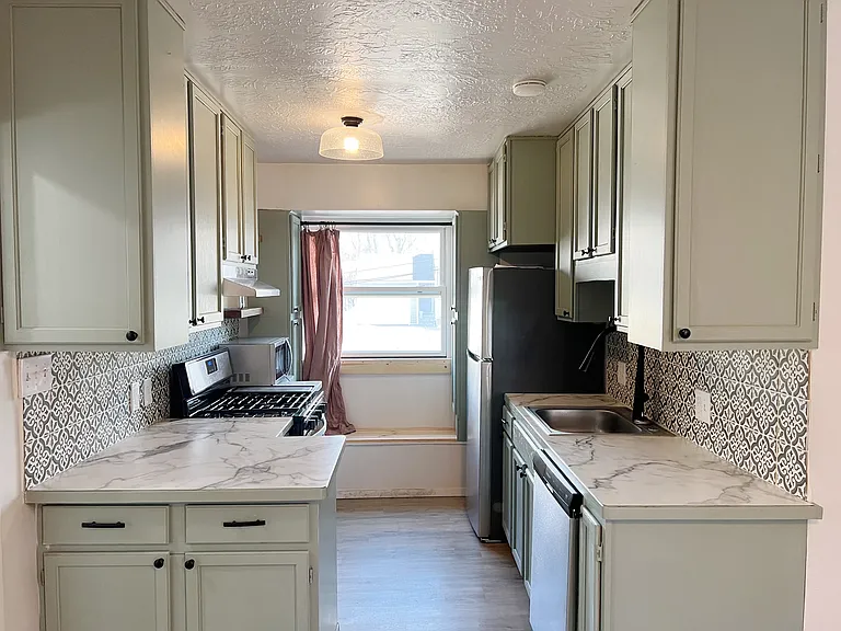 579 E Gentile St S — Photo 1