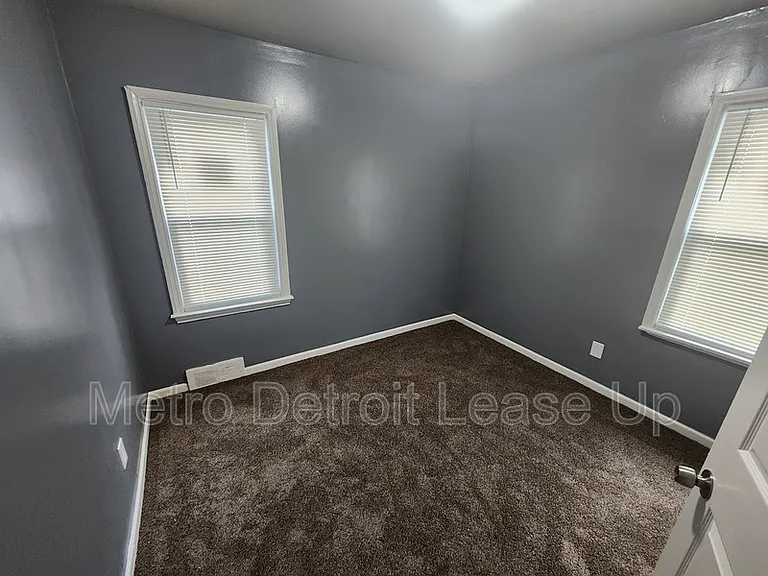 19419 Westphalia St — Photo 7