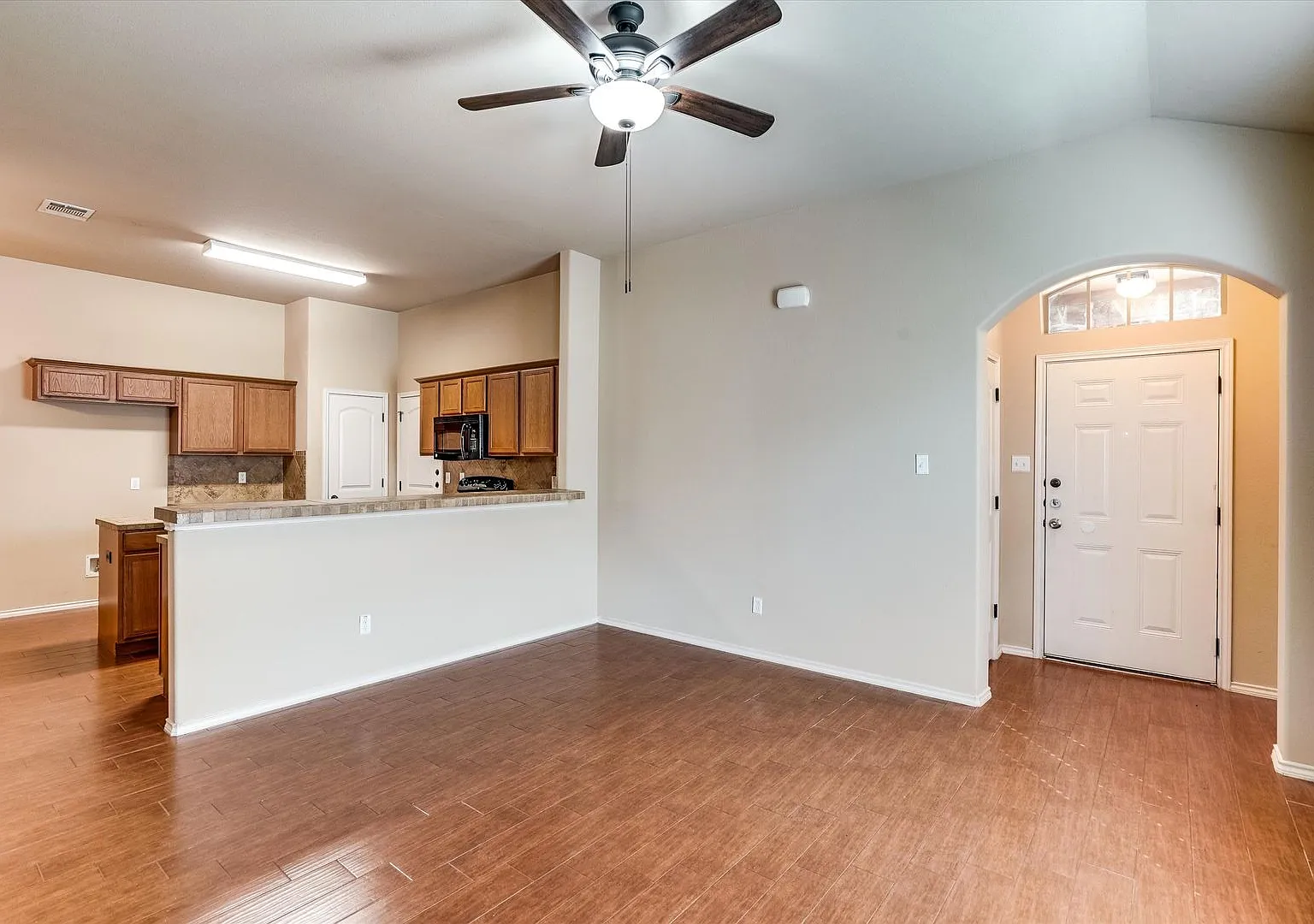 Available Now! Beautiful 3 Bedroom Townhome Located In Georgetown, Tx! — Photo 4