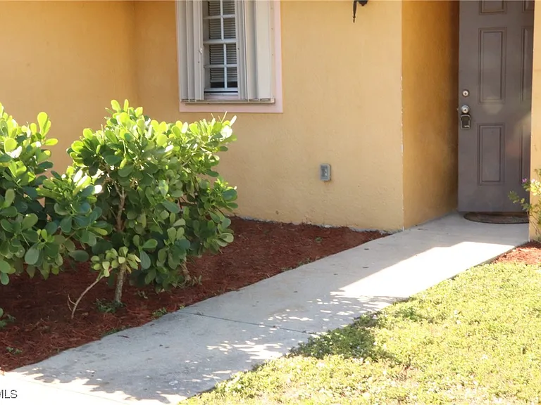 320 Harry Ave S — Photo 2