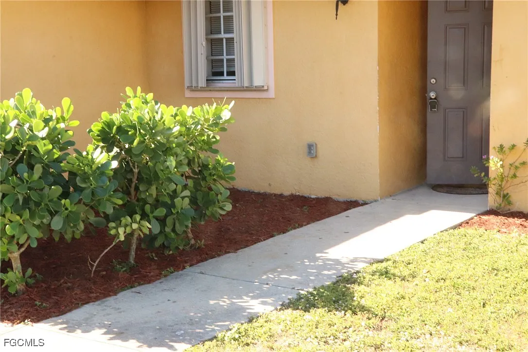 Building Photo - 320 Harry Ave S