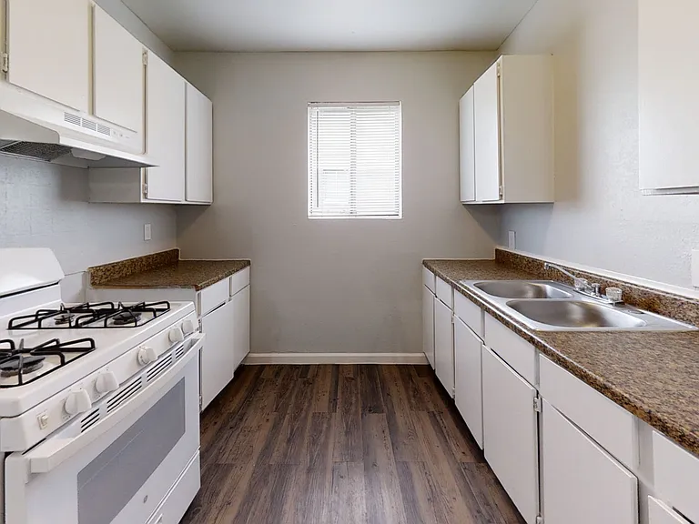 St. Charles Place Apartments — Photo 16