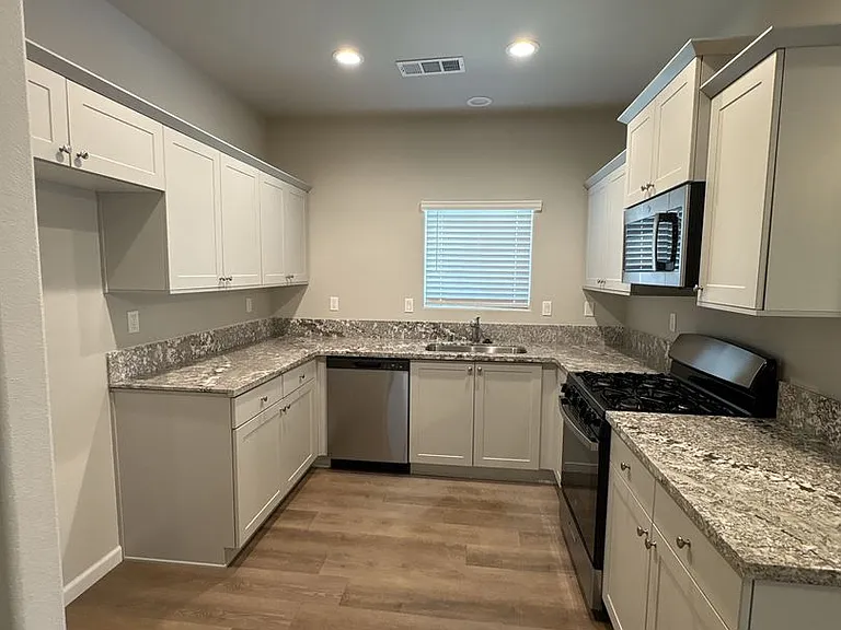 518 S Summit St #101-103 — Photo 6