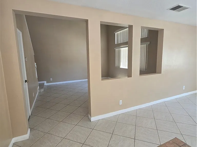 881 Bramble Ln — Photo 4