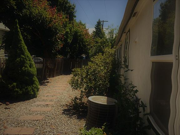 3rd image of 260 W 6th St