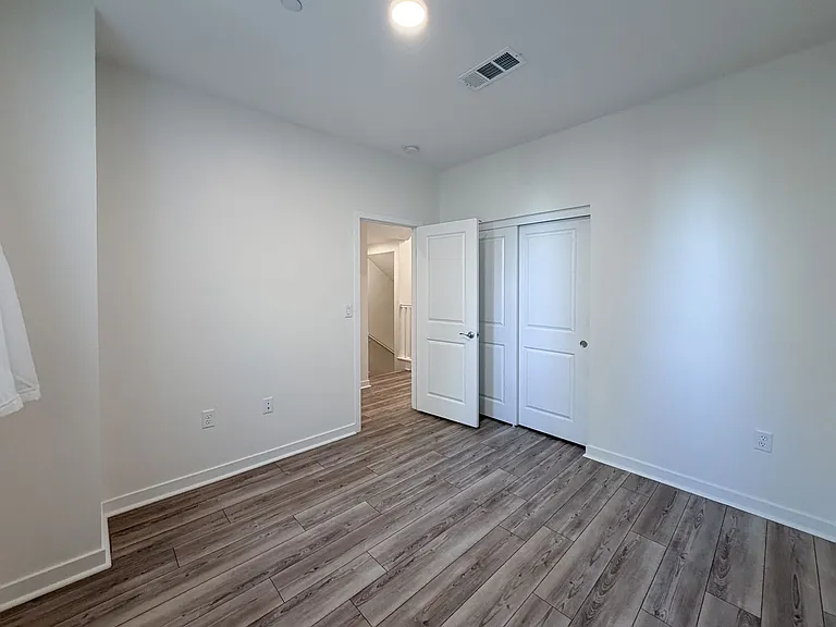 1568 E Thompson Blvd — Photo 22