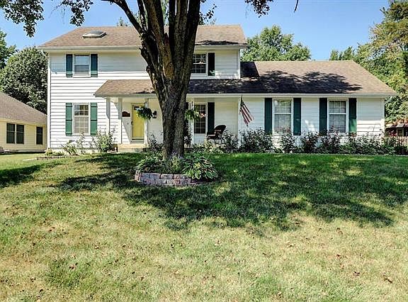 2nd image of 212 NE Clubhouse Dr