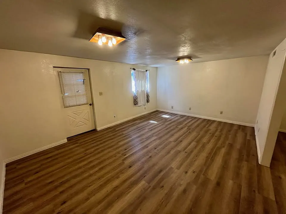 2 bed, 1400 sqft, $1,300 — Photo 3