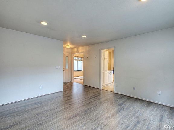 Access to kitchen and dining room from living room area.