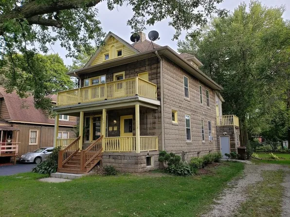 219 W 3rd St #2, Woodstock, IL 60098