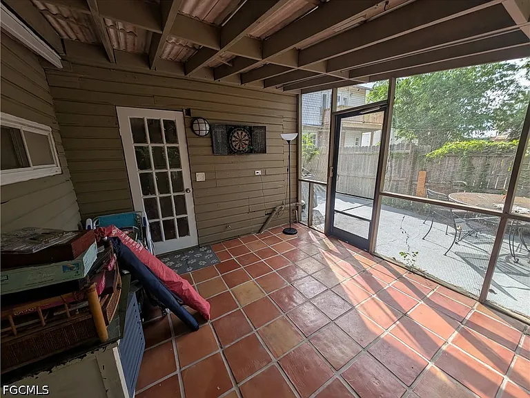 1637 Woodford Ave — Photo 16