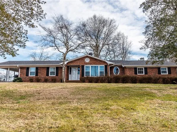 3177 Rockford St, Mount Airy, NC 27030