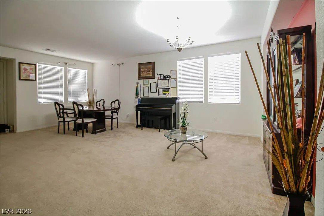 5 bed, 3.0 bath, 3732 sqft, $3,300 — Photo 4