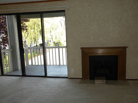 LIVINGROOM, BALCONY, &amp; FPL