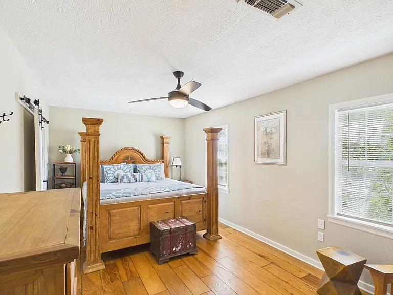 510 S Olive St — Photo 4