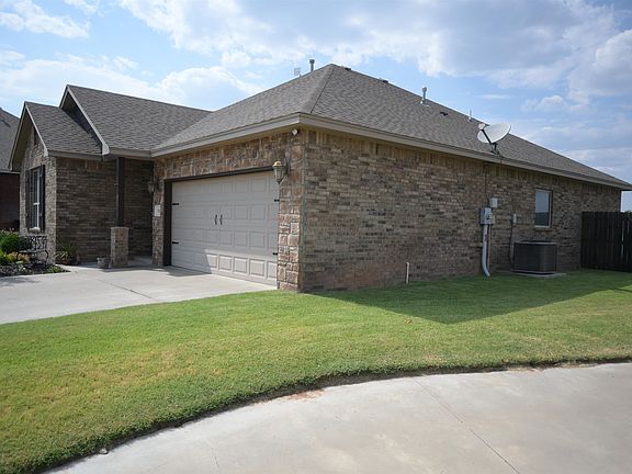2nd image of 916 N Creek Dr