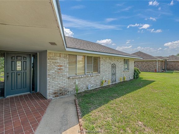 3rd image of 2 Golfview Dr