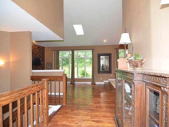 5th image of 8945 Autumnglo Dr