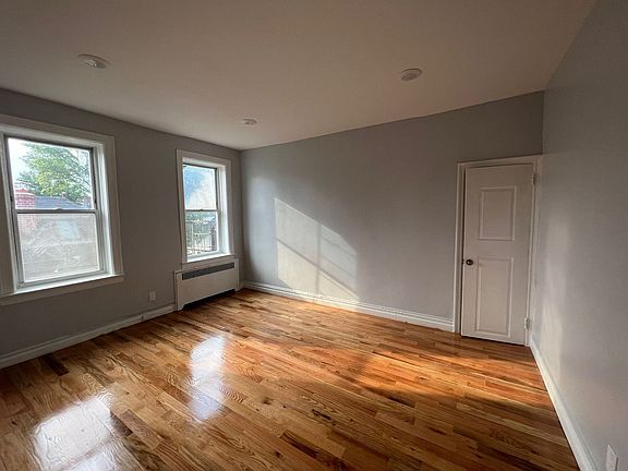 5th image of 34 Kensington Ave APT 10