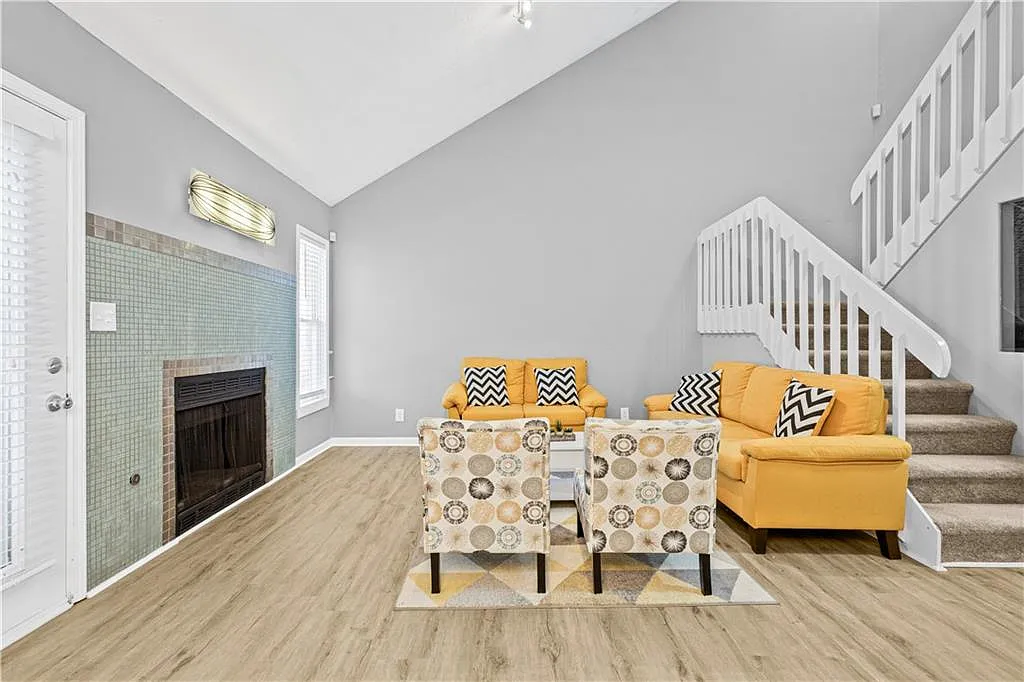 3 bed, 2.0 bath, 1241 sqft, $2,100 — Photo 4