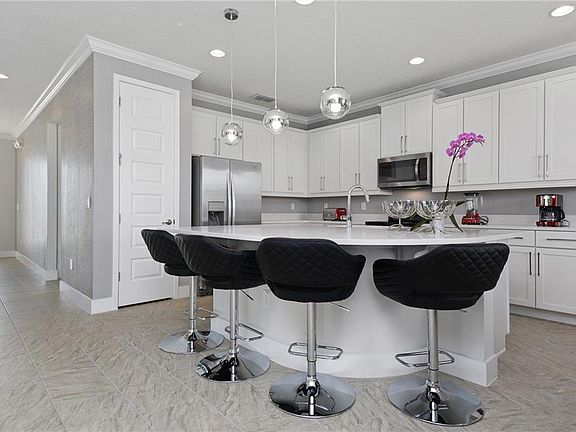 4th image of 7688 Fairfax Dr