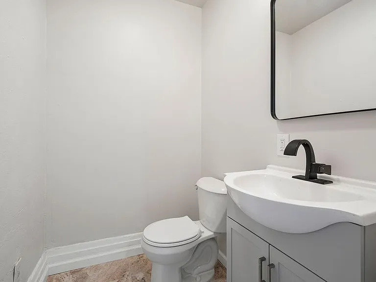 2129 Sarah St — Photo 12