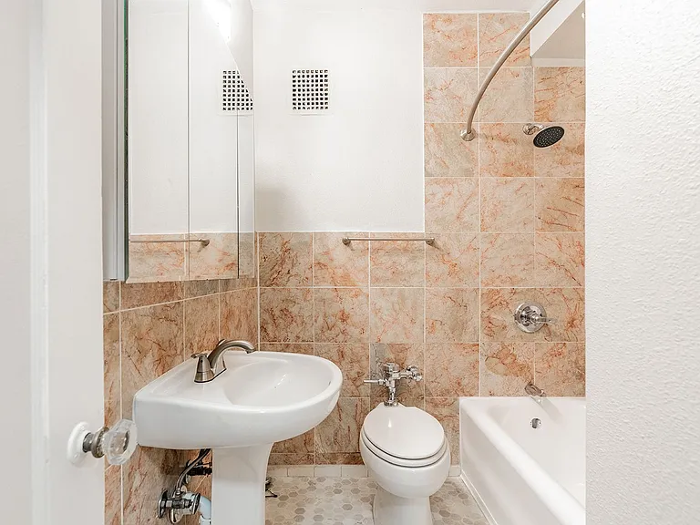 Charbern Apartments — Photo 15