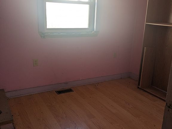 5th image of 801 W 10th St