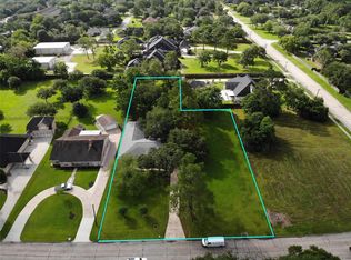 607 W Castlewood Ave, Friendswood, TX 77546