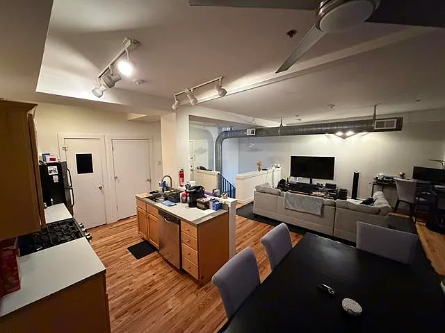 2 bed, 915 sqft, $3,890 — Photo 3
