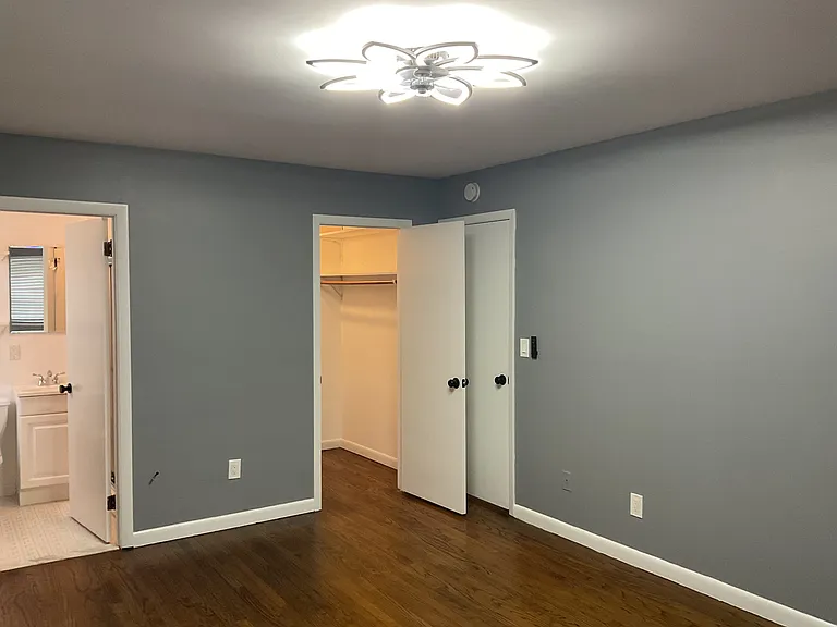 442 Surrey Ln — Photo 12