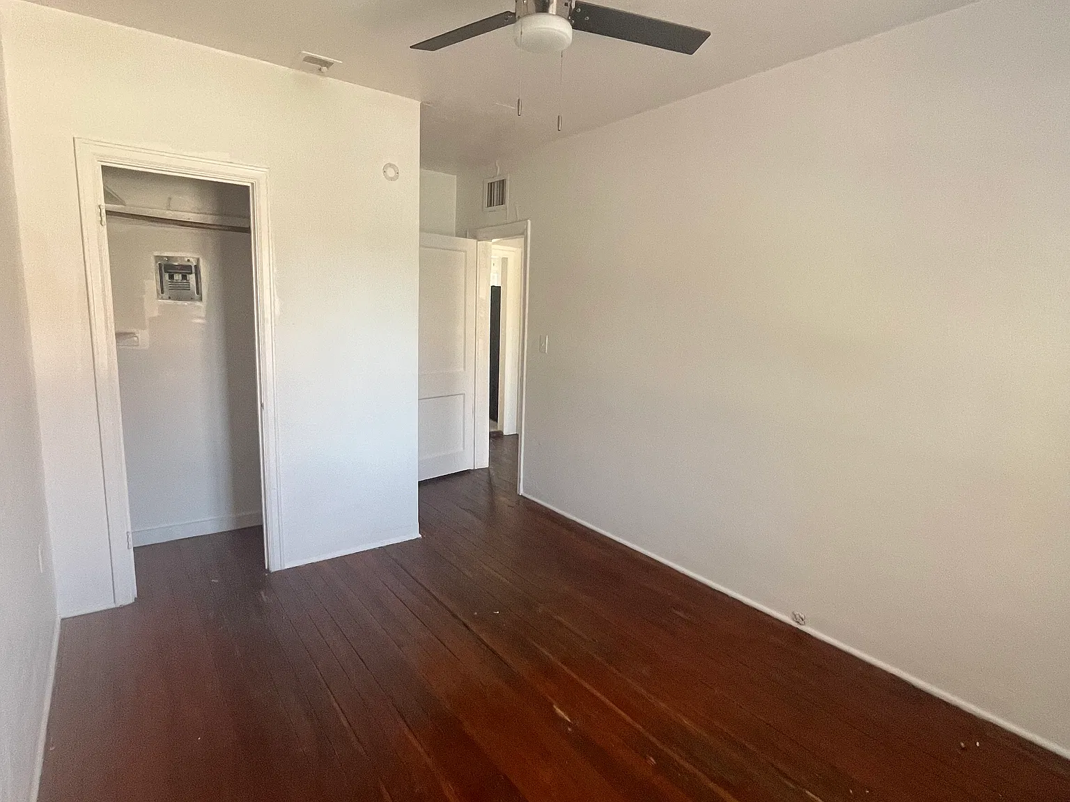 410 E Adams St — Photo 4